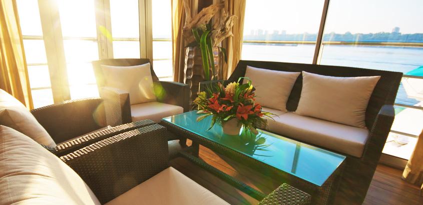 El Lounge de Popa del MS AmaCello les ofrece vistas extraordinarias... CRUCEROS FLUVIALES DE LUJO MS AMACELLO AMADEUS WATERWAYS CRUCEROS LUXURY RIVER CRUISES
